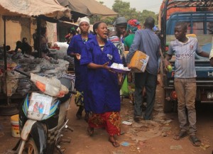 Des femmes distribuent du Savon contre Ebola dans les marchés. Photo PNUD Guinée
